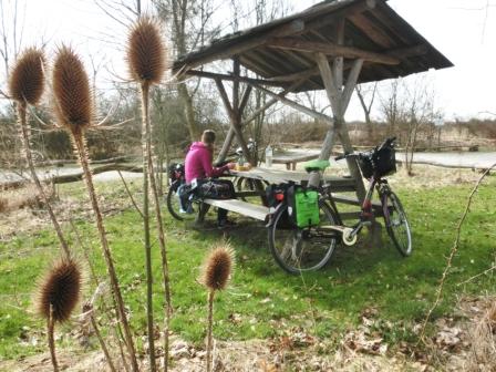 Thueringen-Infos.de - Thringen Infos & Thringen Tipps | Franziska Bachmann bei einer Radelpause whrend der Radreise am Unstrut-Radweg